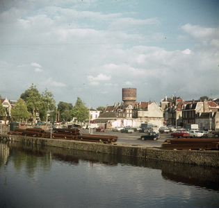 119650 Gezicht op de Nieuwekade te Utrecht, met gereedliggende damwanden in verband met de demping van dit gedeelte van ...